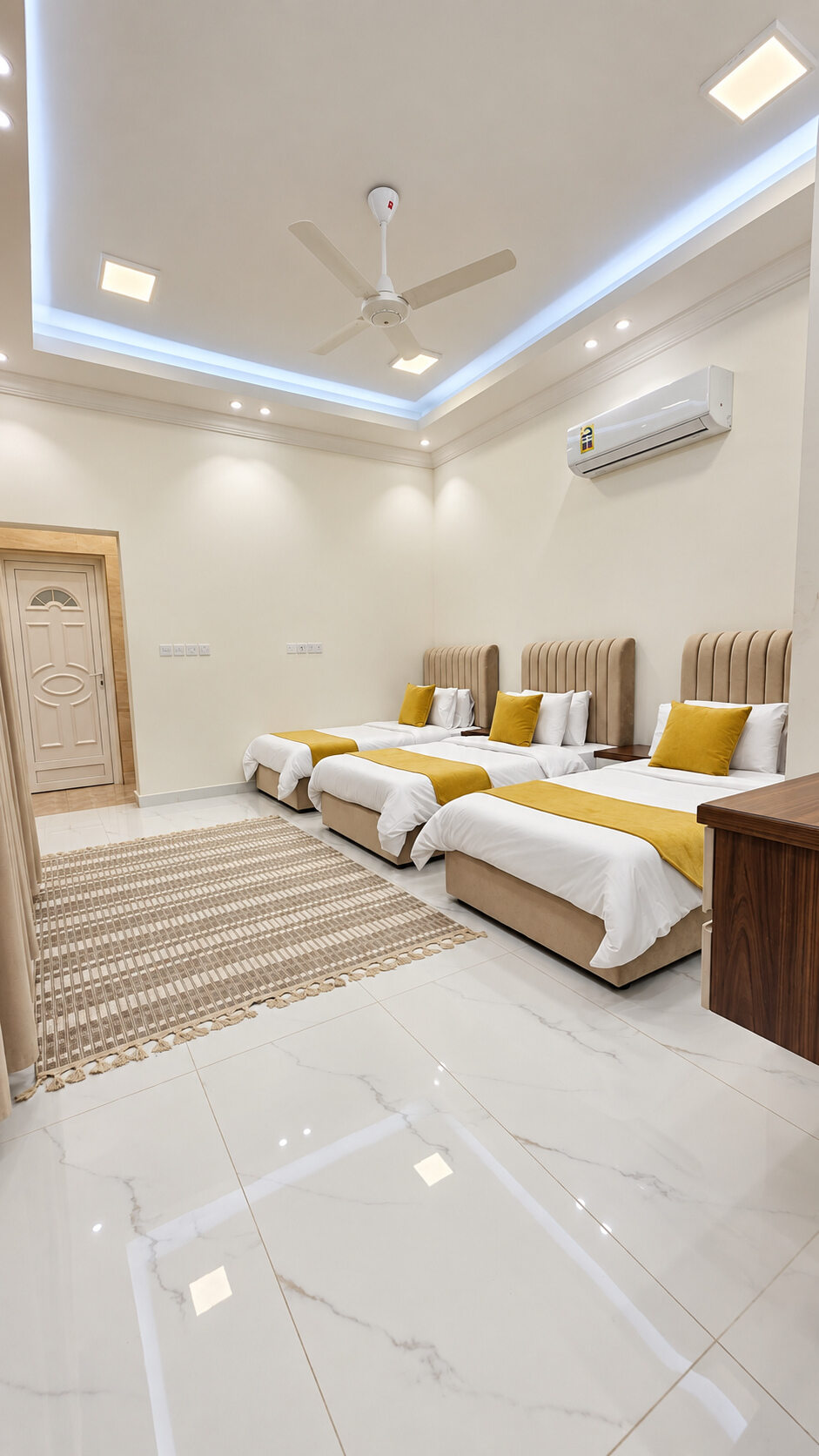 Single beds in the guest bedroom at Smart Chalet